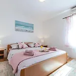 Сasa de vacaciones 4 Bedroom Awesome In