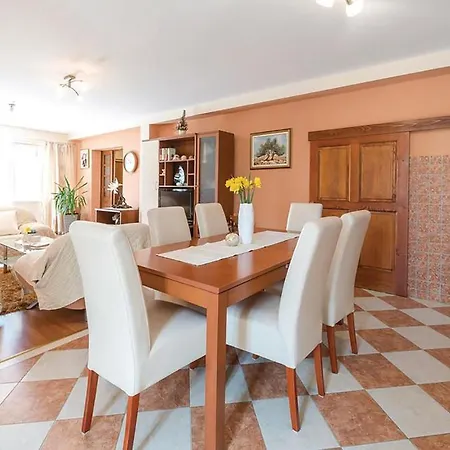 4 Bedroom Gorgeous In Hébergement de vacances *