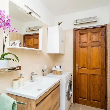 4 Bedroom Gorgeous In Hébergement de vacances Banići