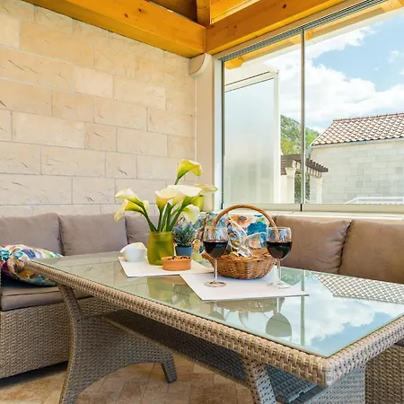 Hébergement de vacances 4 Bedroom Gorgeous In Banići