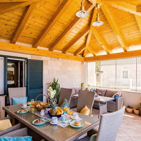 4 Bedroom Gorgeous In بيت للعطل Banići