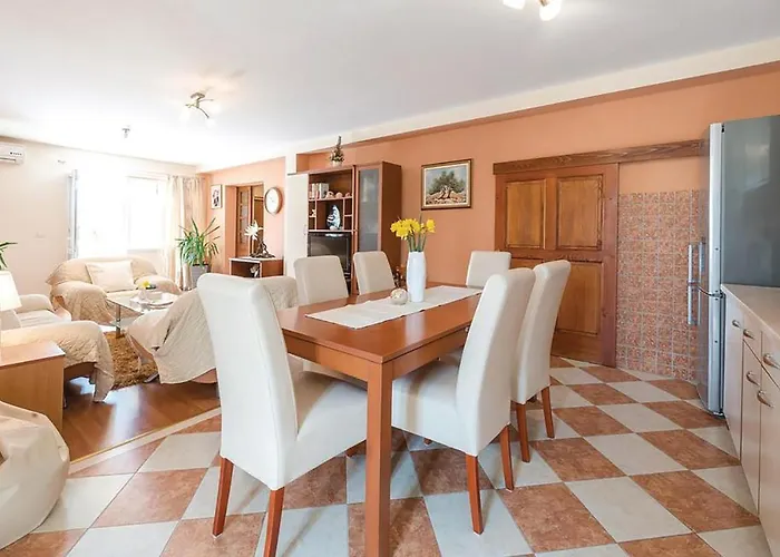 4 Bedroom Gorgeous In بيت للعطل *