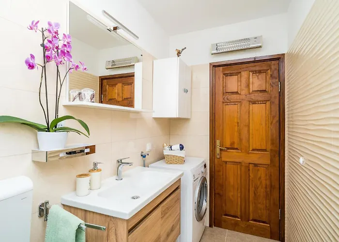 4 Bedroom Gorgeous In بيت للعطل Banići