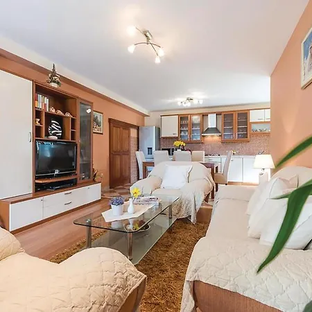 4 Bedroom Cozy Home In Banici