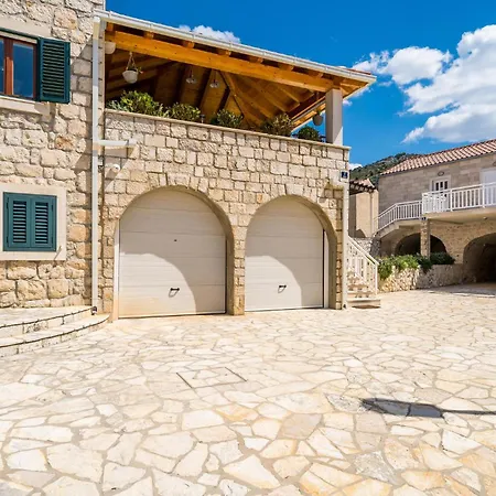 4 Bedroom Cozy Home In Banici