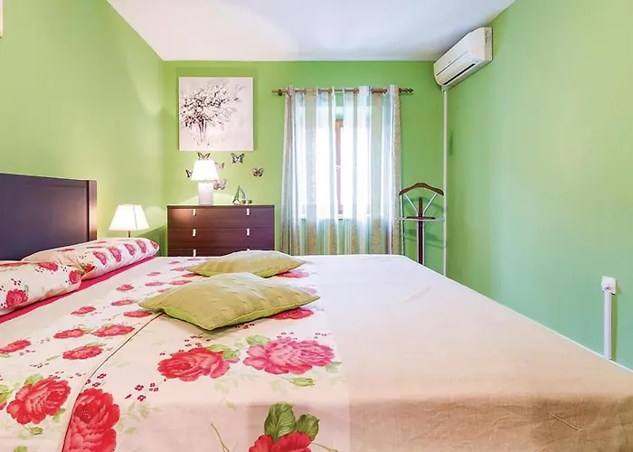 Vakantiehuis 4 Bedroom Gorgeous In Banići